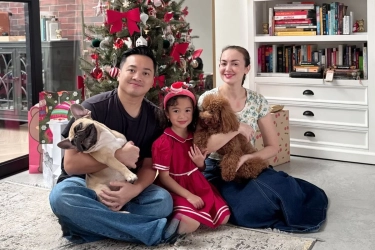 Rayakan Natal 2025, Rianti Cartwright Pilih Outfit Kasual yang Simpel