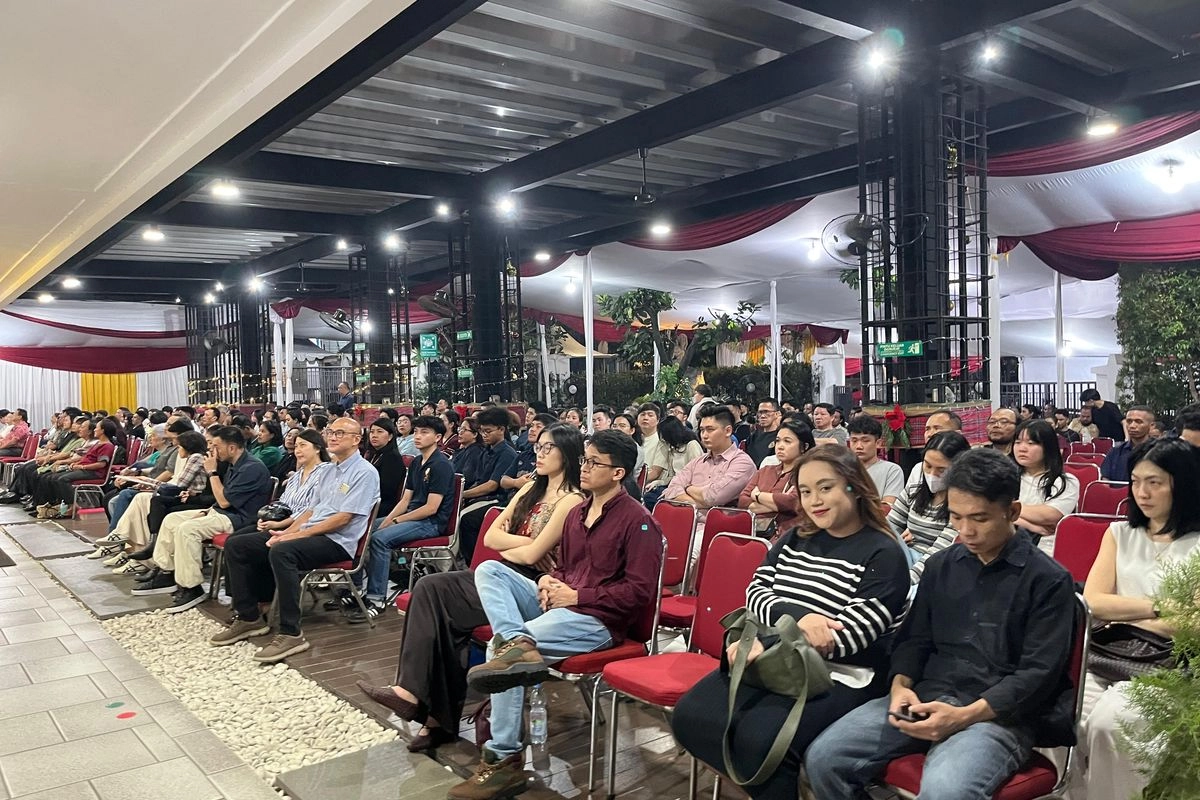 Saat Misa Malam Natal Diramaikan Anak Muda di Gereja Santo Yohanes Penginjil