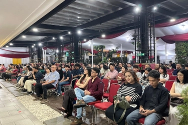 Saat Misa Malam Natal Diramaikan Anak Muda di Gereja Santo Yohanes Penginjil