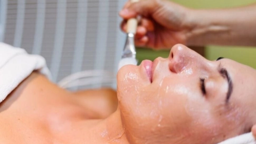 7 Peeling Serum Ampuh untuk Pemula, Kulit Cerah Bebas Kusam Mulai dari Rp20 Ribuan!