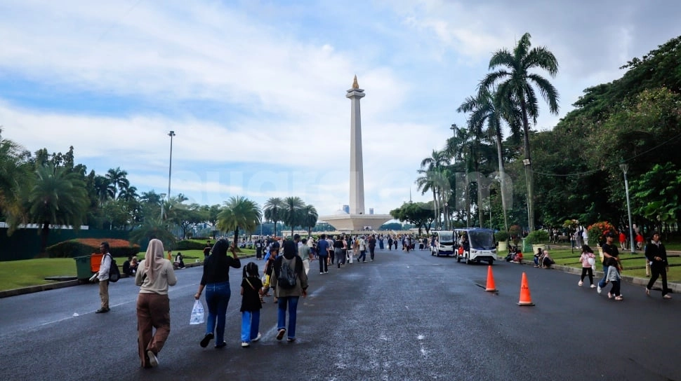 Libur Natal Kawasan Monas 'Diserbu' Ribuan Pengunjung, Wisatawan China hingga Brasil Ikut Meramaikan