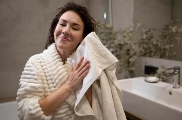 Jarang Diketahui, 4 Manfaat Mandi Malam tanpa Lampu yang Terang, Menurut Sains