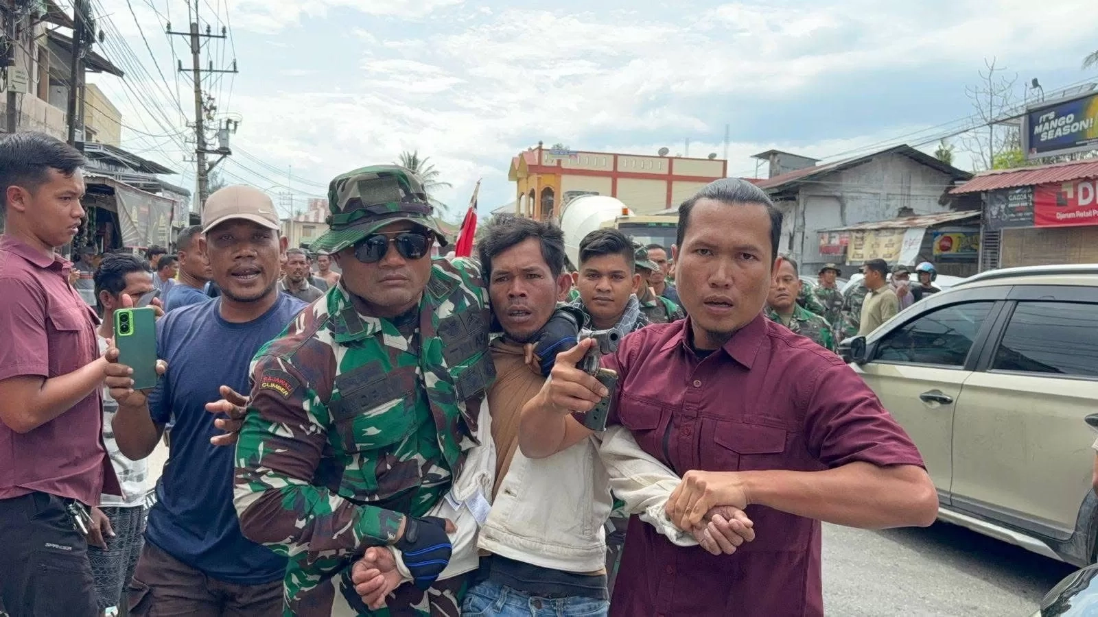TNI Bubarkan Aksi Pengibaran Bendera GAM, KPA Ungkap Kekecewaan Lambannya Penanganan Bencana
