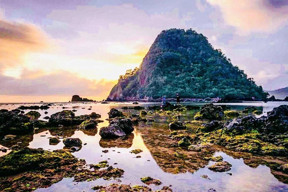 Libur Akhir Tahun di Banyuwangi, Mampir ke Pantai Pulau Merah