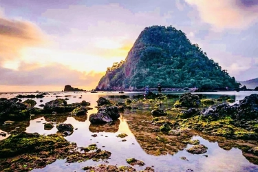 Libur Akhir Tahun di Banyuwangi, Mampir ke Pantai Pulau Merah