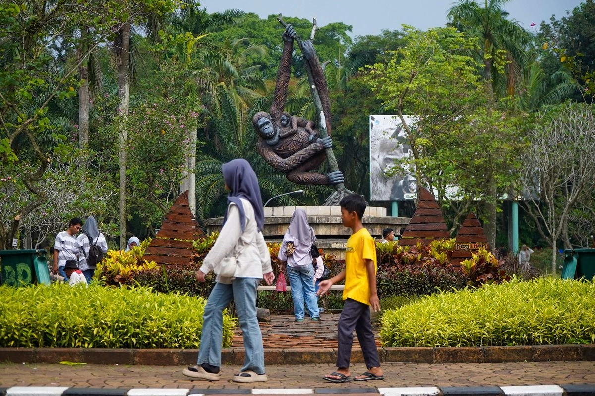 Liburan Akhir Tahun ke Ragunan, Coba Feeding Animal