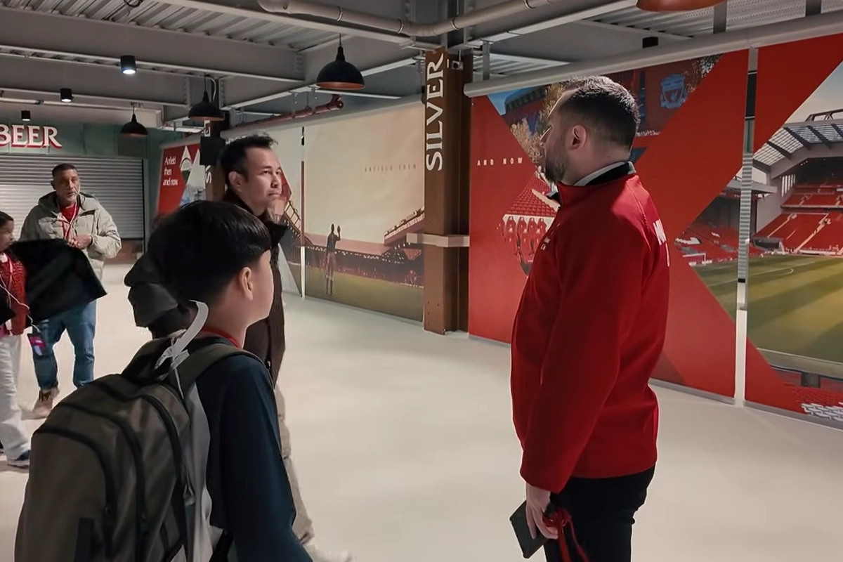 Raffi Ahmad Pamer Pengikut Instagram dan Foto Michael Owen ke Staf Liverpool di Anfield