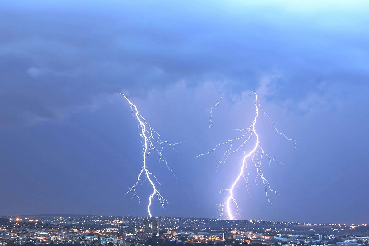 Tips Terhindar dari Sambaran Petir Saat Mendaki Gunung pada Musim Hujan