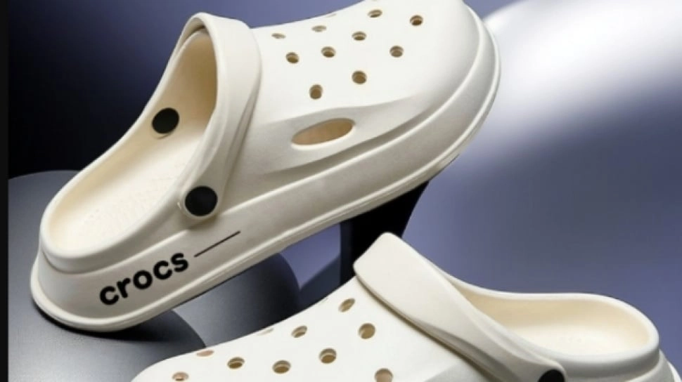 5 Sandal Kembaran Crocs yang Lebih Murah, Tahan Air, dan Anti Slip