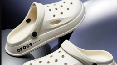 5 Sandal Kembaran Crocs yang Lebih Murah, Tahan Air, dan Anti Slip