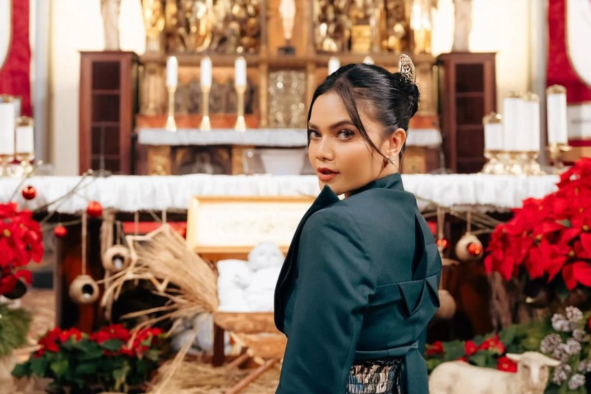 Gaya Citra Scholastika saat Jadi Pemazmur, Tampil dalam Balutan Beskap