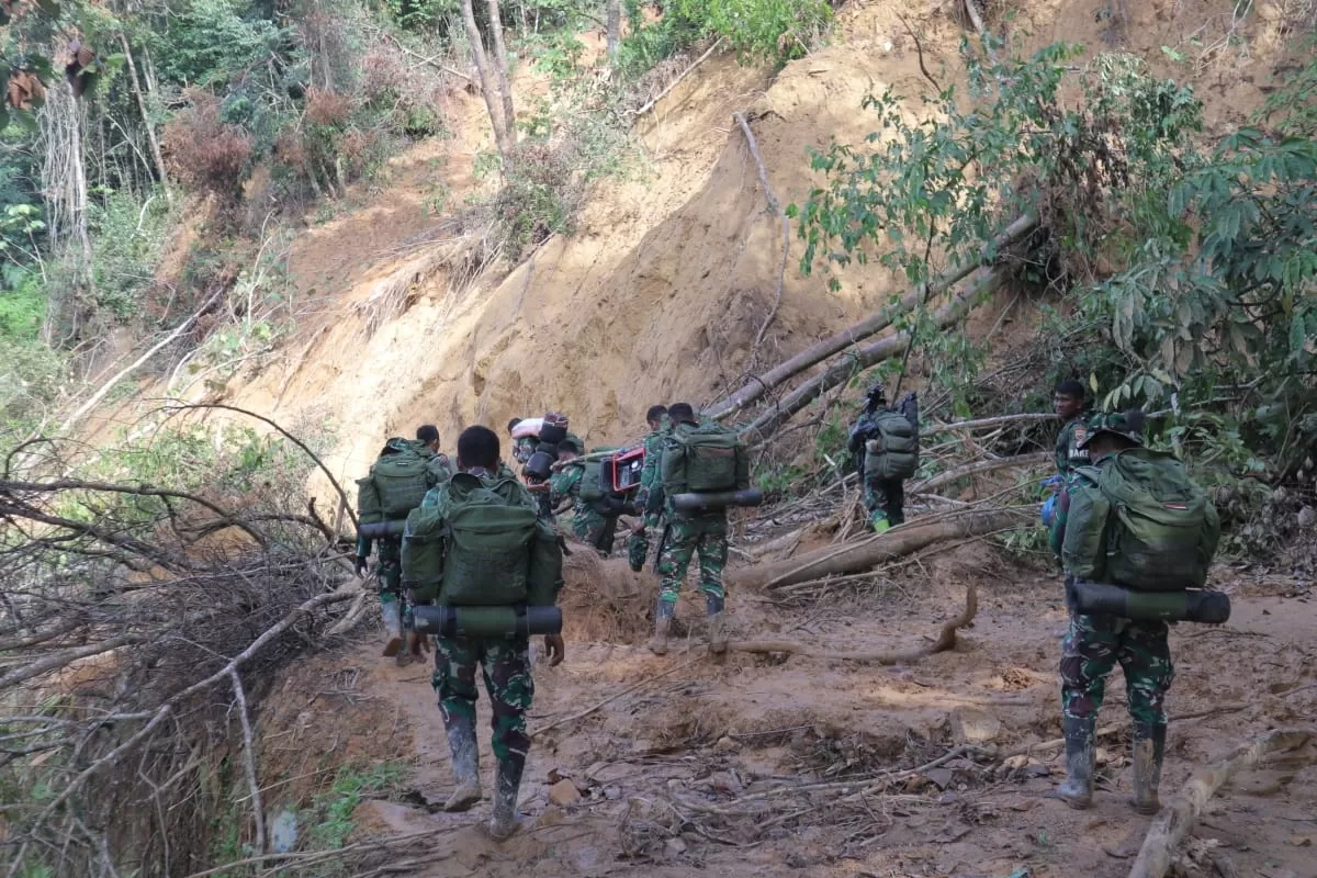 Akses Jalan Terputus, Satgas Gulbencal Salurkan Bantuan ke Desa Terisolir di Sitahuis dengan Berjalan Kaki