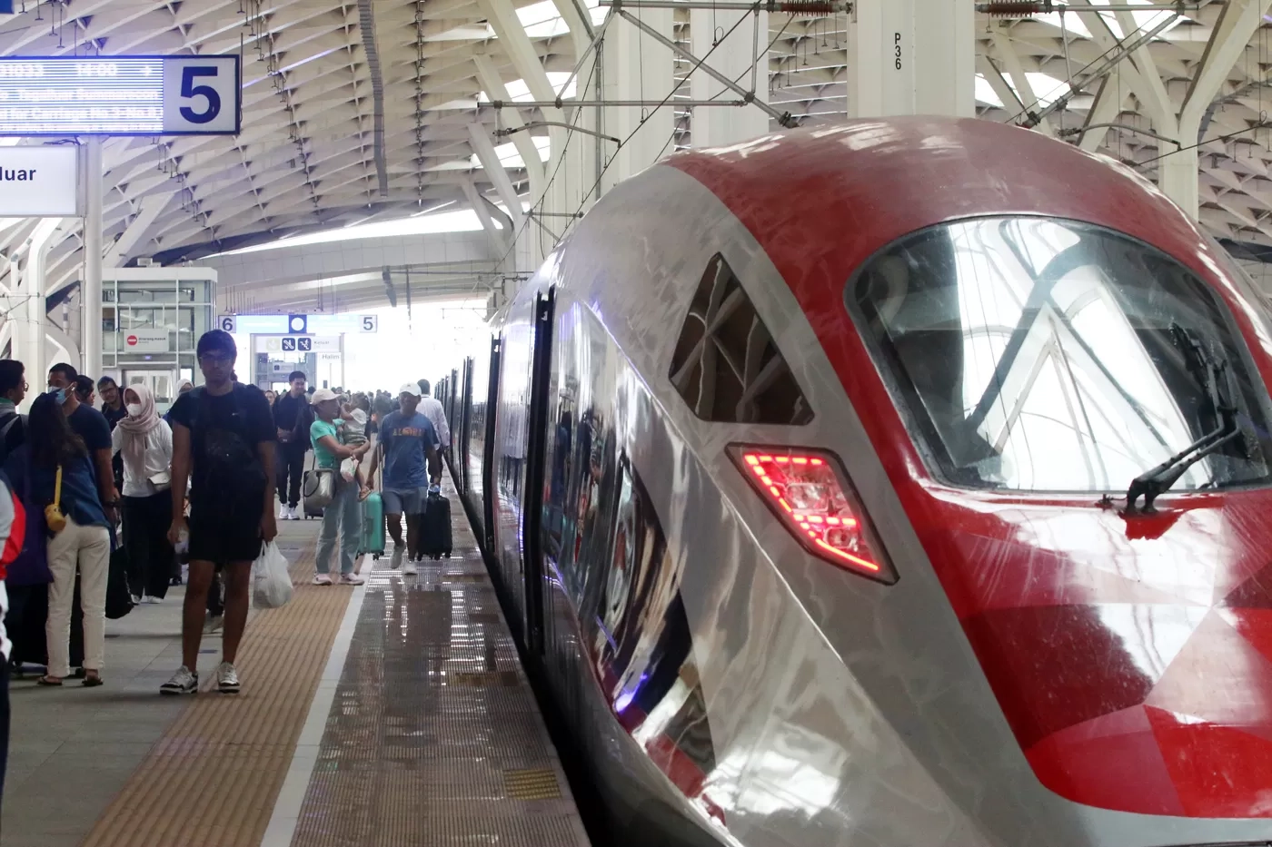 Wisatawan Malaysia Dominasi Penumpang Kereta Cepat Whoosh hingga 2025