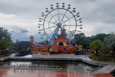 Liburan ke Semarang, Ada Pohon Natal Eceng Gondok Tertinggi di Indonesia