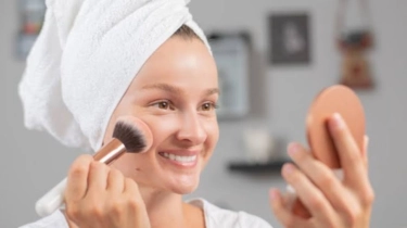 5 Rekomendasi Bedak Untuk Kulit Berminyak, Cocok Untuk Aktivitas Seharian