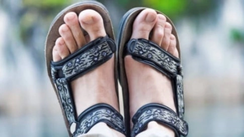 5 Rekomendasi Sandal Gunung Brand Lokal Terbaik untuk Temani Petualanganmu