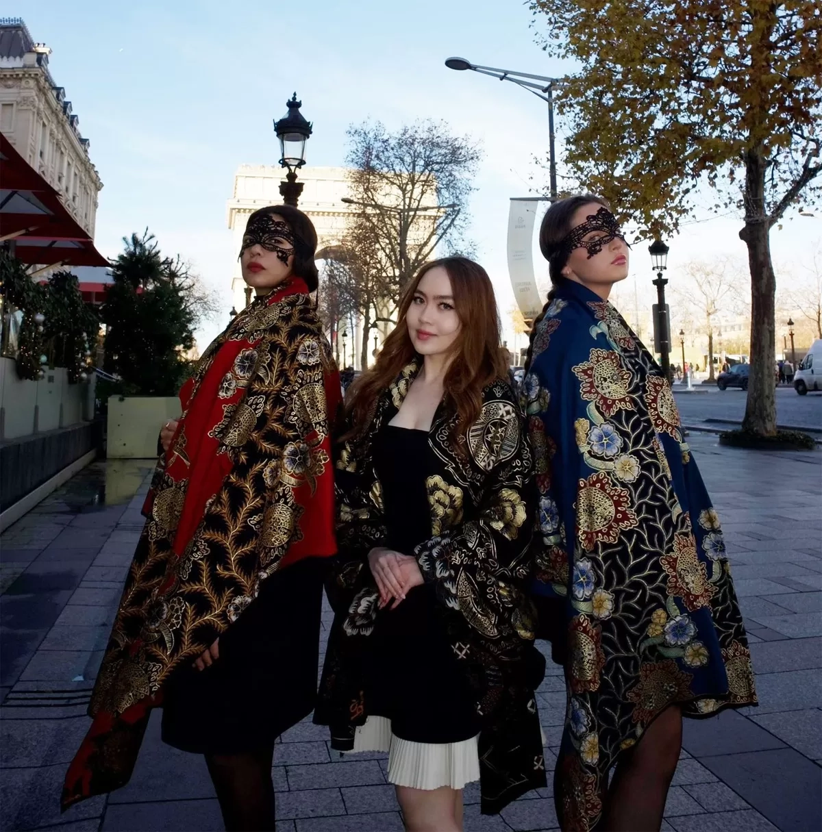 Kado Natal Desainer Muda Indonesia, Barbie Awliya Luncurkan Batik Surya Majapahit di Paris