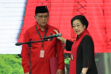 Hasto Ungkap Pesan Megawati soal Pentingnya Sarung di Tengah Bencana