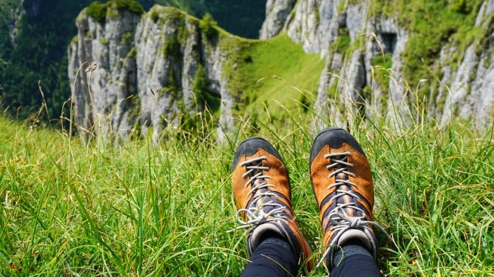 5 Rekomendasi Sepatu Gunung Lokal Mid-Cut untuk Pemula yang Nyaman