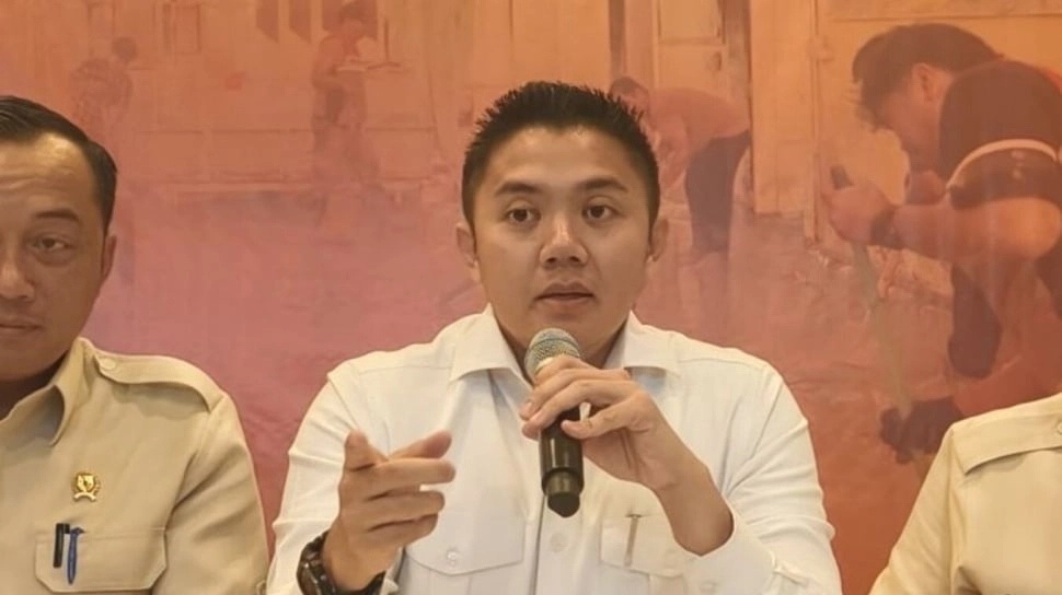 Seskab Teddy Respons Pihak yang Bandingkan Penanganan Bencana: Tiap Bencana Punya Tantangan Sendiri