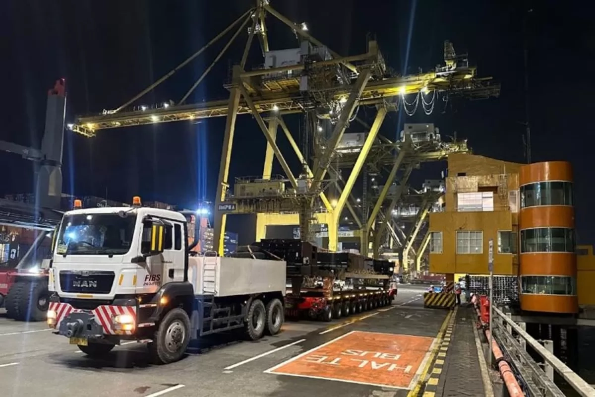 PT INKA Kirim 3 Unit Platform Lokomotif Pesanan Australia lewat Surabaya