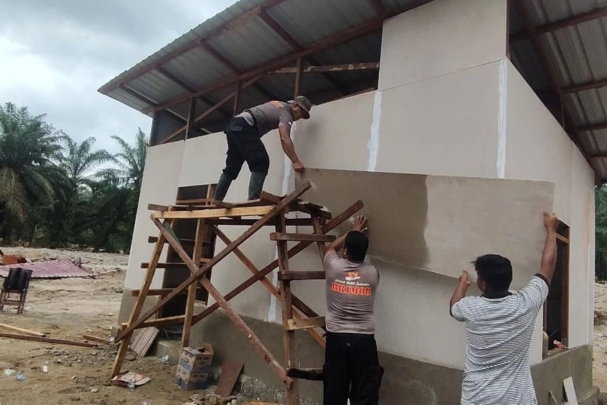 Polri Siap Tambah Personel untuk Bantu Pembangunan Huntara dan Huntap di Sumatera