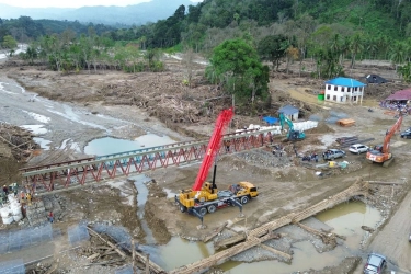 Sambung-menyambung Jembatan Bailey Hubungkan Akses Usai Banjir Sumatera