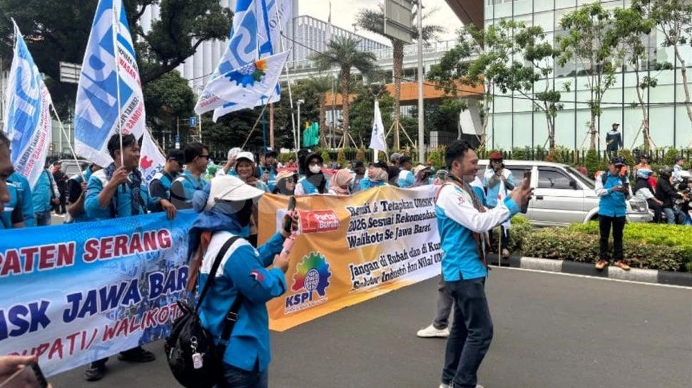 Ribuan Buruh KSPI Demo di Monas, Tuntut Dedi Mulyadi Kembalikan Kenaikan UMSK Jabar