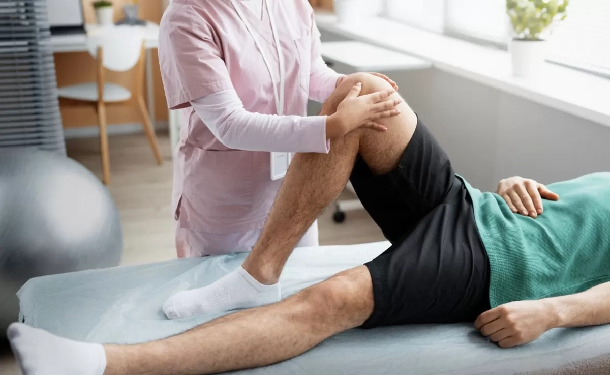 Nikmati Liburan Tanpa Nyeri Lutut, Kapan Perlu Knee Arthroplasty?