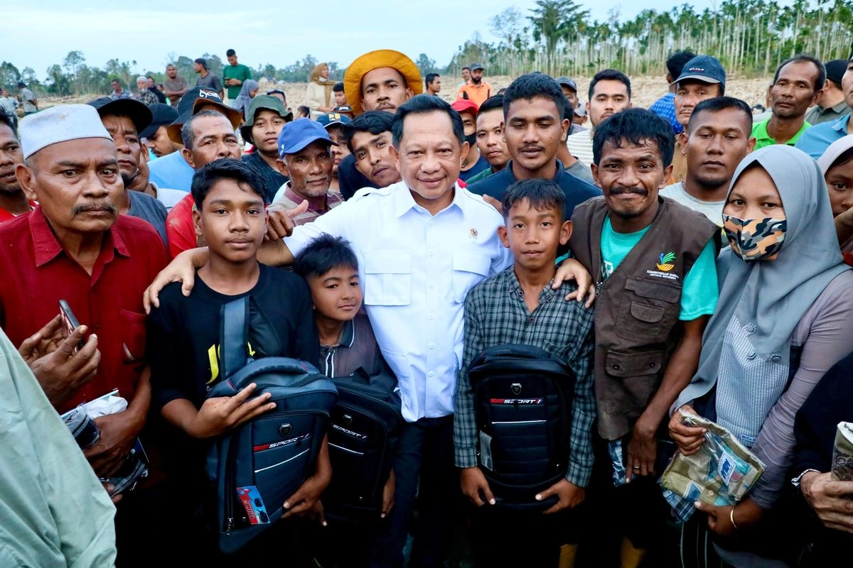 Kunjungi Desa di Aceh Utara, Mendagri Serahkan Bantuan ke Korban Banjir