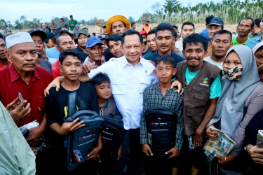 Kunjungi Desa di Aceh Utara, Mendagri Serahkan Bantuan ke Korban Banjir