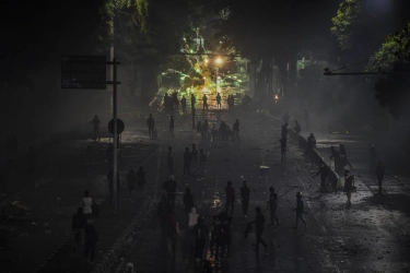 Refleksi 2025: Wajah Retak di Cermin Akhir Tahun