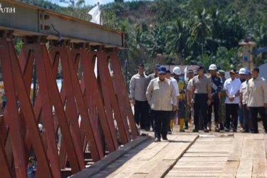 Tiba di Tapanuli Selatan, Prabowo Tinjau Jembatan Bailey dan Sapa Warga