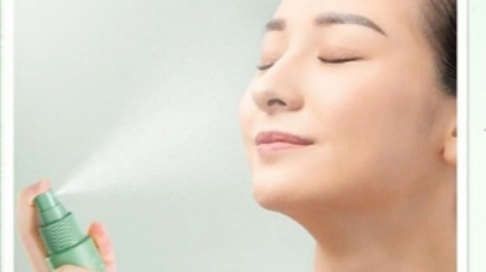 4 Face Mist untuk Kulit Berminyak agar Bebas Kilap Saat Liburan Akhir Tahun