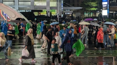 Diguyur Hujan, Massa Tetap Padati Bundaran HI di Malam Tahun Baru 2026