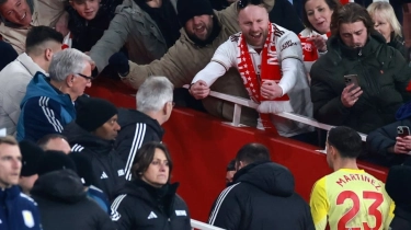 Gawang Dirobek 4 Pemain Arsenal, Emiliano Martinez Ribut dengan Fans The Gunners