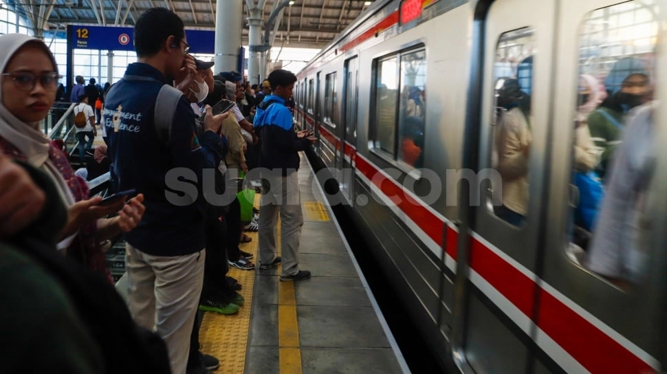 Penumpang KRL Dilarang Bawa Petasan dan Kembang Api