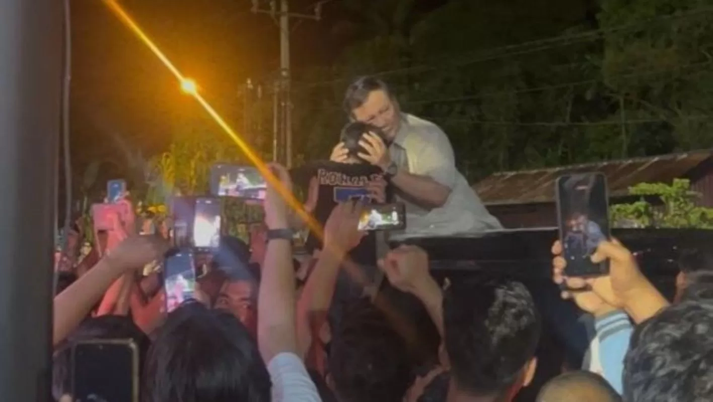 Prabowo Peluk Anak Kecil dari Atas Mobil di Pengungsian Batu Hula