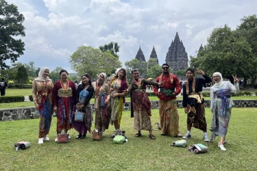 7 Tips Berkain Kekinian tanpa Kehilangan Nuansa Jawi, Gunakan Selendang Kecil