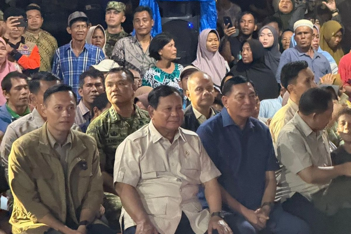 Di Bawah Rintik Hujan, Prabowo Temui Korban Banjir Sumut Jelang Tahun Baru 2026