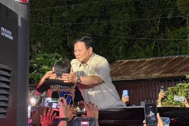 Momen Prabowo Peluk Anak Kecil Usai Tahun Baruan Bareng Korban Banjir Sumut