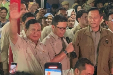 Prabowo Perkenalkan Menteri ke Korban Banjir Sumut, Heran Seskab Teddy Disambut Riuh