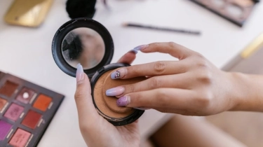 4 Powder Foundation dengan SPF yang Membuat Wajah Cantik dan Terlindungi