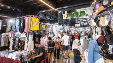 Malioboro Belum Sepi! Wisatawan Masih Belanja Oleh-oleh Sebelum Pulang