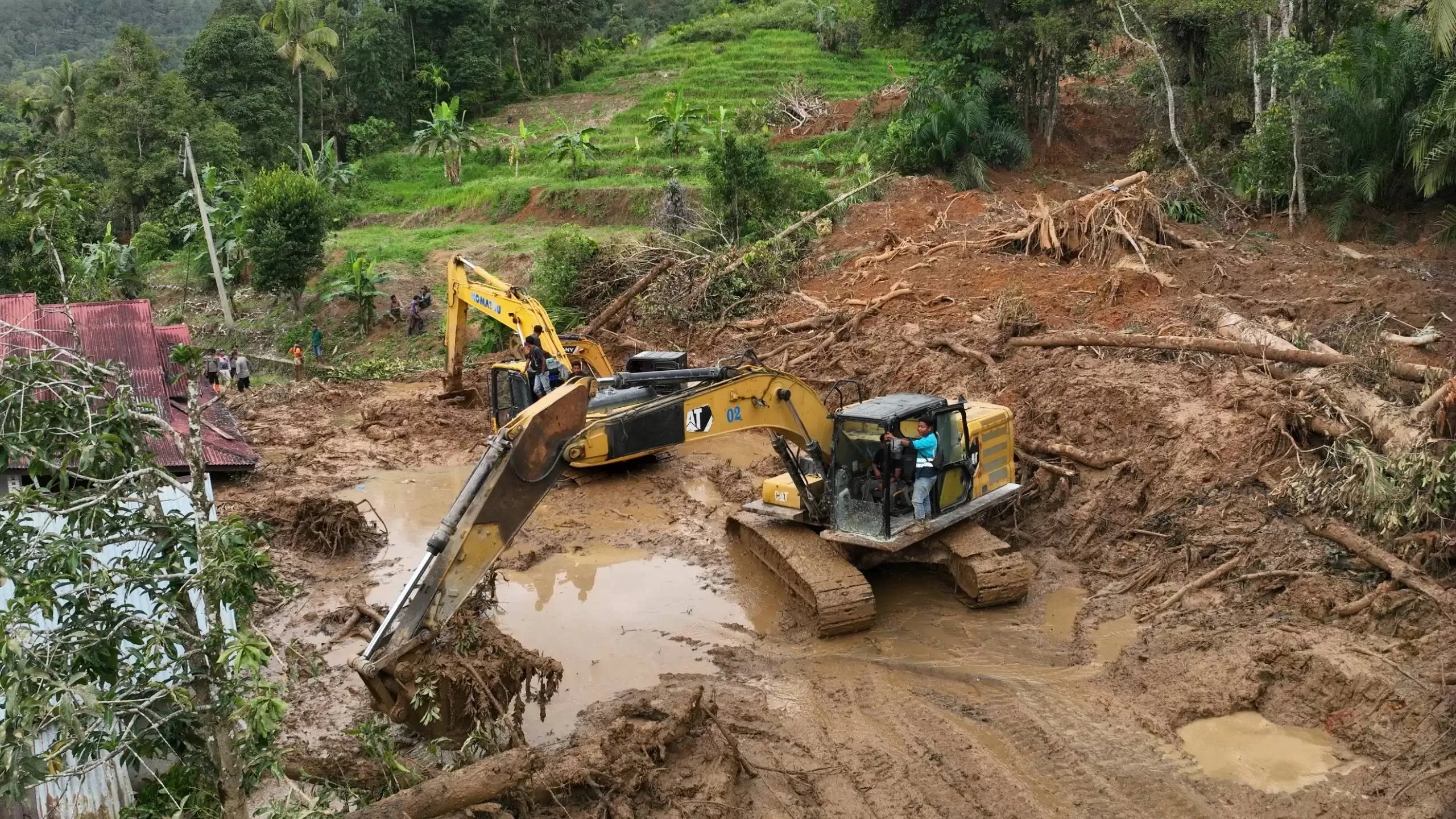 Hujan Deras Kembali Picu Longsor di Agam, Akses Jalan Lubuk Basung-Bukittinggi Tertimbun