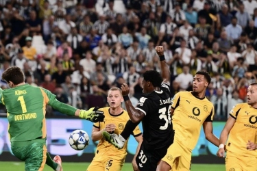 Barcelona Pertimbangkan Kedatangan Bek Kanan Dortmund