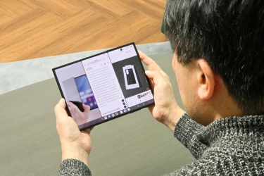 Demi Pegang Langsung Samsung Galaxy TriFold, Kolektor HP Terbang dari Jepang ke Korsel