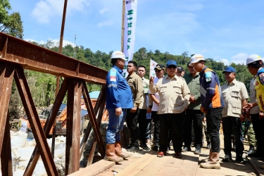 Mendagri Dampingi Prabowo Tinjau Jembatan Garoga di Tapanuli Selatan
