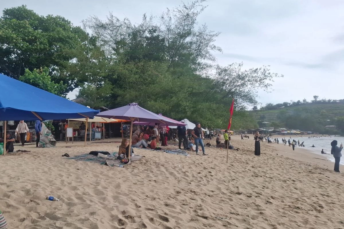Pantai Tambakrejo Blitar Ramai Saat Nataru, Ini Harga Tiket dan Jam Bukanya
