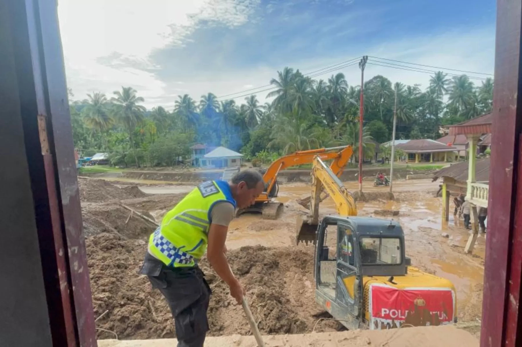 Polri Kerahkan 86 Alat berat dan Dump Truck ke Aceh, Sumut, dan Sumbar untuk Pemulihan Pascabencana
